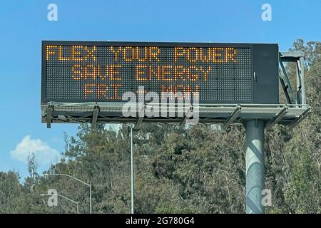 Eine Flex Alert-Mitteilung auf einem Caltrans-Nachrichtenbrett auf der Interstate 710, Samstag, 10. Juli 2021, in Monterey Park, Kalif = Stockfoto