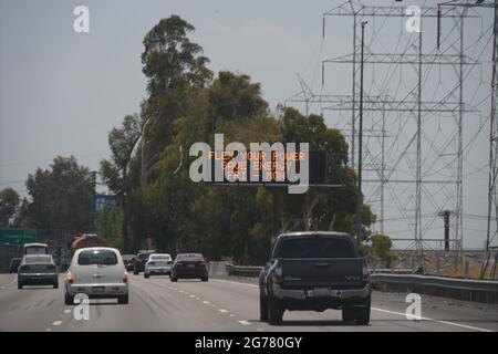 Eine Flex Alert-Mitteilung auf einem Caltrans-Nachrichtenbrett auf der Interstate 710, Sonntag, 11. Juli 2021, in South Gate, Kalif = Stockfoto