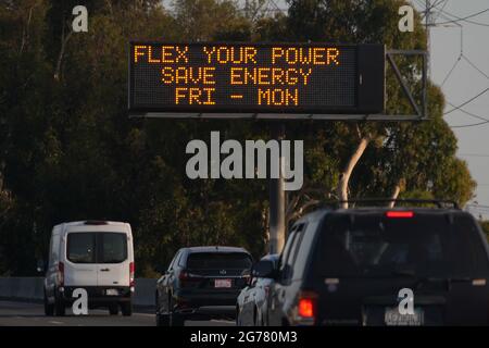 Eine Flex Alert-Mitteilung auf einem Caltrans-Nachrichtenbrett auf der Interstate 710, Sonntag, 11. Juli 2021, in Long Beach, Kalif = Stockfoto