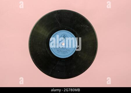 Vinyl-Schallplatte mit der berühmten sowjetischen Popsängerin Maya Kristalinskaya. Aufnahme des Liedes 'Two Coast' aus dem Film 'Thirst'. Aprilevskiy gramoplate Tatsache Stockfoto