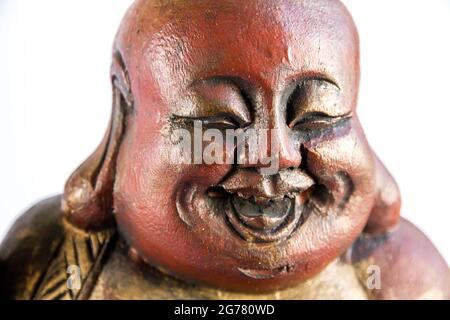 Traditionelle hölzerne Statue des chinesischen Buddha isoliert auf weißem Hintergrund Stockfoto