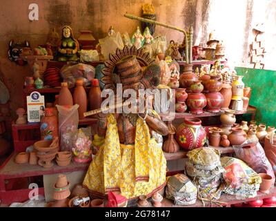 Tontöpfe werden am Straßenrand in Jaipur, Rajasthan, Indien, gezeigt Stockfoto