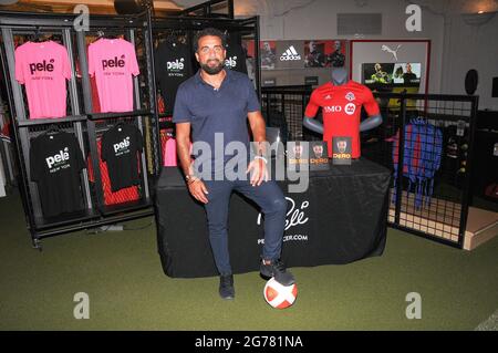 MLS Soccer Legende Dwayne De Rosario, auch bekannt als Dero, nimmt an der EM Final 2020 Watch Party im Pele Soccer Store in New York City Teil.Pele Soccer Euro Final Watch Party. Das Finale der Euro 2020 fand am Sonntag, den 11. Juli 2021, statt und sah es live vom Times Square auf einer 500“ großen Leinwand im Pelé Soccer Store mit einem besonderen Auftritt der MLS Soccer-Legende Dwayne De Rosario. Dero spielte 18 Spielzeiten im Profifußball, gewann vier MLS-Cups und einen CONCACAF Gold Cup für Kanada. Im Ruhestand trainierte er Jugendliche für den Sport und das Leben an der Dero United Futbol Academy. Teqball war auch o Stockfoto