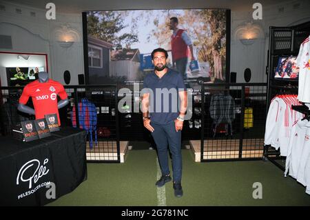 MLS Soccer Legende Dwayne De Rosario, auch bekannt als Dero, nimmt an der EM Final 2020 Watch Party im Pele Soccer Store in New York City Teil.Pele Soccer Euro Final Watch Party. Das Finale der Euro 2020 fand am Sonntag, den 11. Juli 2021, statt und sah es live vom Times Square auf einer 500“ großen Leinwand im Pelé Soccer Store mit einem besonderen Auftritt der MLS Soccer-Legende Dwayne De Rosario. Dero spielte 18 Spielzeiten im Profifußball, gewann vier MLS-Cups und einen CONCACAF Gold Cup für Kanada. Im Ruhestand trainierte er Jugendliche für den Sport und das Leben an der Dero United Futbol Academy. Teqball war auch o Stockfoto