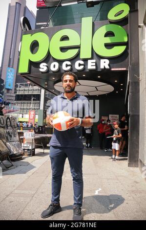 MLS Soccer Legende Dwayne De Rosario, auch bekannt als Dero, nimmt an der EM Final 2020 Watch Party im Pele Soccer Store in New York City Teil.Pele Soccer Euro Final Watch Party. Das Finale der Euro 2020 fand am Sonntag, den 11. Juli 2021, statt und sah es live vom Times Square auf einer 500“ großen Leinwand im Pelé Soccer Store mit einem besonderen Auftritt der MLS Soccer-Legende Dwayne De Rosario. Dero spielte 18 Spielzeiten im Profifußball, gewann vier MLS-Cups und einen CONCACAF Gold Cup für Kanada. Im Ruhestand trainierte er Jugendliche für den Sport und das Leben an der Dero United Futbol Academy. Teqball war auch o Stockfoto