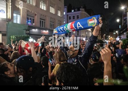 London, Großbritannien. Juli 2021. Italienische Fans feiern nach dem UEFA-Eurofinale vor einer italienischen Bar. Italiens Männermannschaft gewann am gleichen Abend im Finale der UEFA EURO 2020 im Wembley Stadium in London den Sieg über England und gewann das Turnier zum ersten Mal seit der Austragungsstätte des Wettbewerbs im Jahr 1968.Quelle: SOPA Images Limited/Alamy Live News Stockfoto