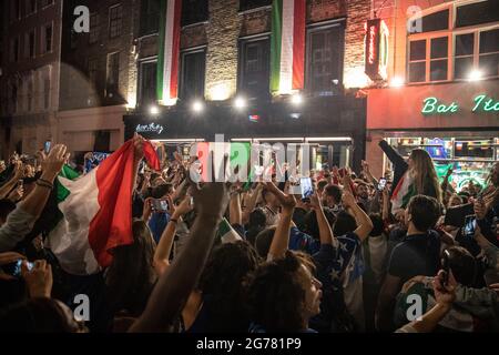 London, Großbritannien. Juli 2021. Italienische Fans feiern nach dem UEFA-Eurofinale vor einer italienischen Bar. Italiens Männermannschaft gewann am gleichen Abend im Finale der UEFA EURO 2020 im Wembley Stadium in London den Sieg über England und gewann das Turnier zum ersten Mal seit der Austragungsstätte des Wettbewerbs im Jahr 1968.Quelle: SOPA Images Limited/Alamy Live News Stockfoto