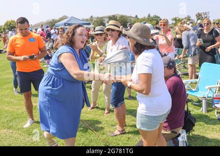 Irvine, Kalifornien, USA. Juli 2021. Die Vertreterin KATIE PORTER (D-CA) trifft sich mit den Wählern bei der „Policy in the Park“, einem Treffen im Freien im Rathaus, um aktuelle parteiübergreifende Richtlinien und Initiativen zu diskutieren, die die Wähler betreffen. Etwa 500 Personen nahmen an der Veranstaltung Teil, darunter eine kleine Gruppe konservativer Gegenprotestoren, die im Mike ward Community Park in Irvine abgehalten wurden. Kredit: Ron Lyon/ZUMA Wire/Alamy Live Nachrichten Stockfoto