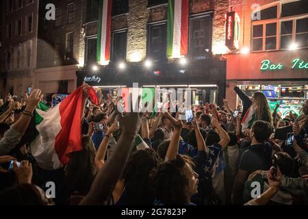 London, Großbritannien. Juli 2021. Italienische Fans feiern nach dem UEFA-Eurofinale vor einer italienischen Bar. Italiens Männermannschaft gewann am gleichen Abend im Finale der UEFA EURO 2020 im Wembley Stadium in London den Sieg über England und gewann das Turnier zum ersten Mal seit der Austragungsstätte des Wettbewerbs im Jahr 1968 (Foto von May James/SOPA Images/Sipa USA) Quelle: SIPA USA/Alamy Live News Stockfoto