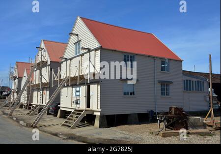 TOLLESBURY, VEREINIGTES KÖNIGREICH - 20. Mai 2020: Eine Reihe von hölzernen Segel-Lofts in Tollesbury an der Küste von Essex, die in edwardianischer Zeit zur Lagerung von Segeln gebaut wurden Stockfoto