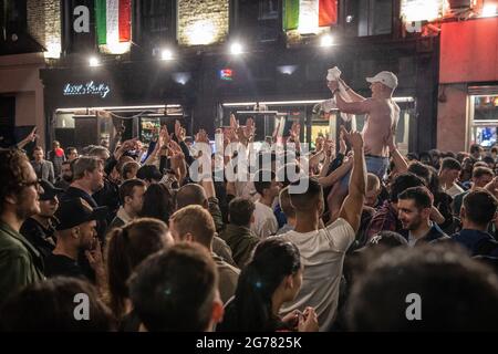 London, Großbritannien. Juli 2021. Italienische Fans feiern nach dem UEFA-Eurofinale vor einer italienischen Bar. Italiens Männermannschaft gewann am gleichen Abend im Finale der UEFA EURO 2020 im Wembley Stadium in London den Sieg über England und gewann das Turnier zum ersten Mal seit der Austragungsstätte des Wettbewerbs im Jahr 1968 (Foto von May James/SOPA Images/Sipa USA) Quelle: SIPA USA/Alamy Live News Stockfoto