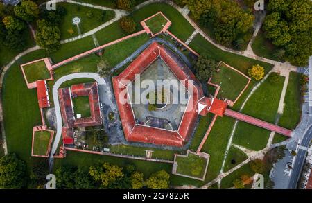 Sarvar, Ungarn - Luftaufnahme des Schlosses von Sarvar (Burg Nadasdy) mit grünen Bäumen und Laub an einem ruhigen Herbstmorgen Stockfoto