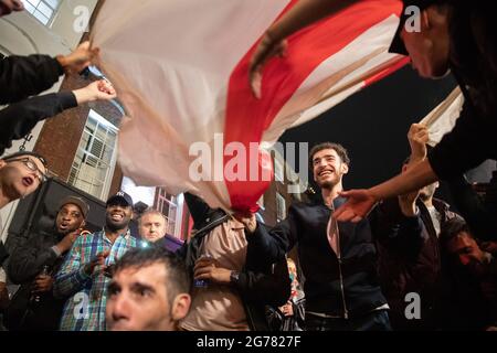 London, Großbritannien. Juli 2021. Italienische Fans feiern nach dem UEFA-Eurofinale vor einer italienischen Bar. Italiens Männermannschaft gewann am gleichen Abend im Finale der UEFA EURO 2020 im Wembley Stadium in London den Sieg über England und gewann das Turnier zum ersten Mal seit der Austragungsstätte des Wettbewerbs im Jahr 1968 (Foto von May James/SOPA Images/Sipa USA) Quelle: SIPA USA/Alamy Live News Stockfoto