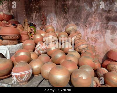 Tontöpfe werden am Straßenrand in Jaipur, Rajasthan, Indien, gezeigt Stockfoto