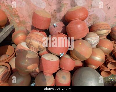 Tontöpfe werden am Straßenrand in Jaipur, Rajasthan, Indien, gezeigt Stockfoto