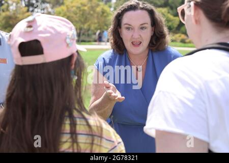 Irvine, Kalifornien, USA. Juli 2021. Die Vertreterin KATIE PORTER (D-CA) spricht bei der „Policy in the Park“, einem Rathaustreffen im Freien, um aktuelle parteiübergreifende Strategien und Initiativen zu diskutieren, die die Wähler betreffen. Etwa 500 Personen nahmen an der Veranstaltung Teil, darunter eine kleine Gruppe konservativer Gegenprotestoren, die im Mike ward Community Park in Irvine abgehalten wurden. Kredit: Ron Lyon/ZUMA Wire/Alamy Live Nachrichten Stockfoto