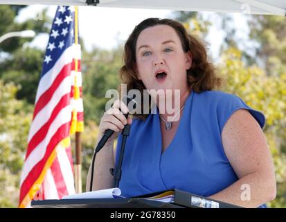 Irvine, Kalifornien, USA. Juli 2021. Die Vertreterin KATIE PORTER (D-CA) spricht bei der „Policy in the Park“, einem Rathaustreffen im Freien, um aktuelle parteiübergreifende Strategien und Initiativen zu diskutieren, die die Wähler betreffen. Etwa 500 Personen nahmen an der Veranstaltung Teil, darunter eine kleine Gruppe konservativer Gegenprotestoren, die im Mike ward Community Park in Irvine abgehalten wurden. Kredit: Ron Lyon/ZUMA Wire/Alamy Live Nachrichten Stockfoto