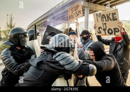 Die Bereitschaftspolizei schob Demonstranten mit Schilden, während sie bei der Kundgebung gegen sie kämpfte Stockfoto