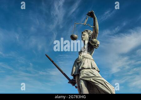 Justitia Denkmal in Frankfurt römerberg Stockfoto