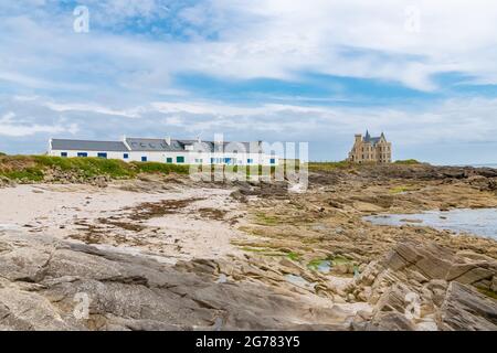Das Schloss Turpault auf der Halbinsel Quiberon mit traditionellen Häusern an der Küste Stockfoto