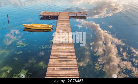 Kleine Dock und Boot am See, Luftaufnahme Stockfoto