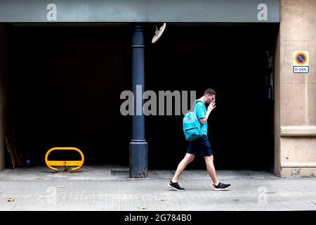 Mann, der seine Nase bläst, Barcelona, Spanien. Stockfoto