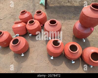 Tontöpfe werden am Straßenrand in Jaipur, Rajasthan, Indien, gezeigt Stockfoto