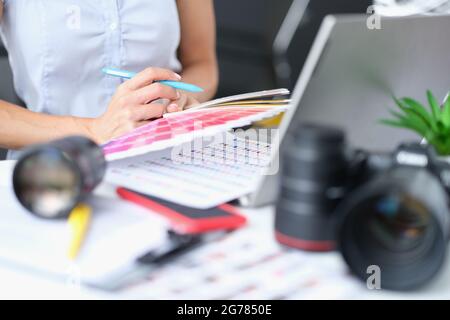 Designer wählt Farben aus der Palette für das Projekt aus Stockfoto