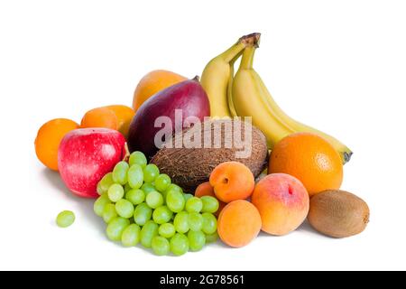 Sortiment von Fruchtbananen, Mango, grünen Trauben, Apfel, Kokosnuss, Pfirsiche, Aprikosen-Mandarinen und Kiwi sind isoliert Stockfoto