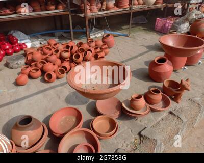 Tontöpfe werden am Straßenrand in Jaipur, Rajasthan, Indien, gezeigt Stockfoto