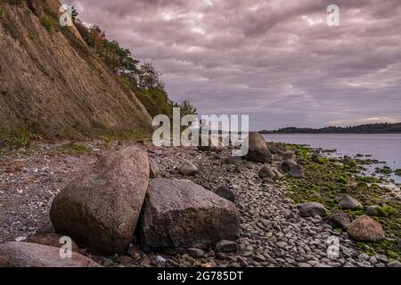 Abend an der Küste von Jasmunder Bodden am Kiesstrand bei Lietzow, Mecklenburg-Vorpommern Stockfoto