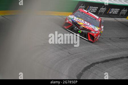 Hampton, GA, USA. Juli 2021. Kyle Busch, der Fahrer der NASCar Cup Series, fährt den Skittles Gummies Toyota in Runde vier während des Quaker State 400, der von Walmart auf dem Atlanta Motor Speedway in Hampton, GA, vorgestellt wurde. Austin McAfee/CSM/Alamy Live News Stockfoto