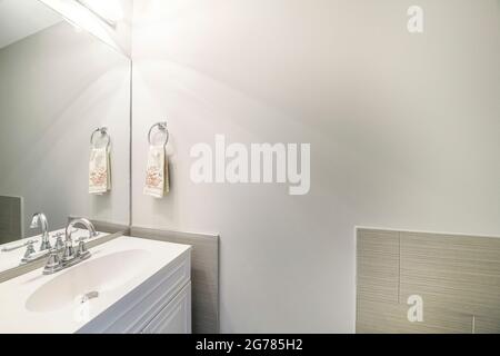 Modernes Waschbecken im Bad mit Edelstahlarmaturen Stockfoto