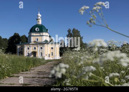 REGION MOSKAU, RUSSLAND - 10. Juni 2021, Kirche des Erzengels Michael im Dorf Tarakanovo, Region Moskau. In dieser Kirche der Dichter Block und Stockfoto