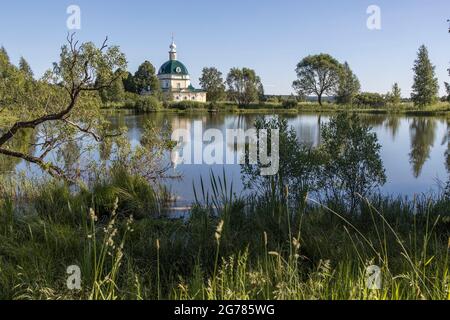 REGION MOSKAU, RUSSLAND - 10. Juni 2021, Kirche des Erzengels Michael im Dorf Tarakanovo, Region Moskau. In dieser Kirche der Dichter Block und Stockfoto
