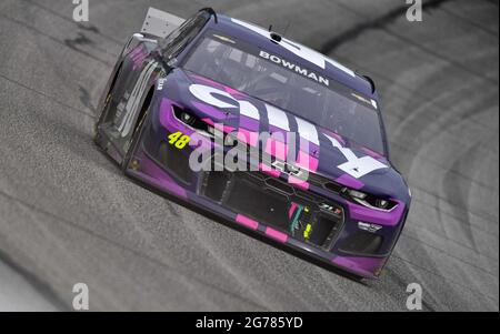 Hampton, GA, USA. Juli 2021. Alex Bowman, Fahrer der NASCar Cup Series, fährt den Verbündeten Chevrolet in Runde vier während des Quaker State 400, der von Walmart auf dem Atlanta Motor Speedway in Hampton, GA, präsentiert wurde. Austin McAfee/CSM/Alamy Live News Stockfoto