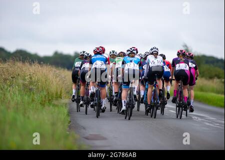 Pewsey, England. 11. Juli 2021. Das Feld passiert das Upavon Airfield bei den British Cycling Junior National Road Race Championships. Kredit: David Partridge/Alamy Live Nachrichten Stockfoto