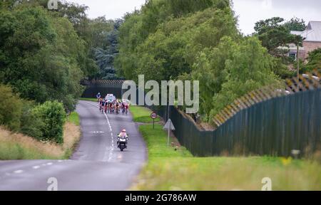 Pewsey, England. 11. Juli 2021. Das Feld passiert das Upavon Airfield bei den British Cycling Junior National Road Race Championships. Kredit: David Partridge/Alamy Live Nachrichten Stockfoto