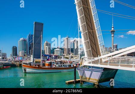 Der 36. America’s Cup wird von PRADA, New Zealand Supporters, auf ihren Booten präsentiert, die den Viaduct Harbour verlassen. Auckland, Neuseeland, 13. März 2021. Stockfoto