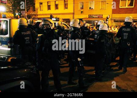 Düsseldorf, Deutschland. Juli 2021. Die Polizei feiert italienische Fans in der Heyestraße nach dem Sieg ihres Teams über England im Finale der Fußball-Europameisterschaft im Wembley-Stadion. Polizei und Feuerwehrleute beobachten die Nachtschwärmer. Italien gewann die letzten 3-2 im Elfmeterschießen. Kredit: David Young/dpa/Alamy Live Nachrichten Stockfoto