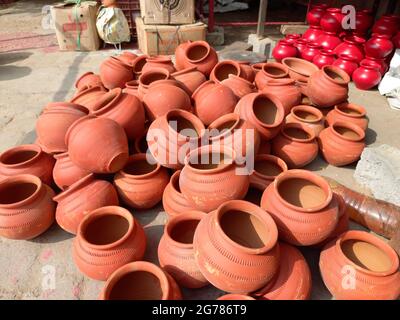 Tontöpfe werden am Straßenrand in Jaipur, Rajasthan, Indien, gezeigt Stockfoto