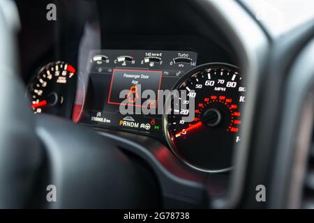 Die modernen Sportwagen-Innenausstattung Armaturenbrett Details. Nahaufnahme. Speedometr. Selektiver Fokus. Stockfoto