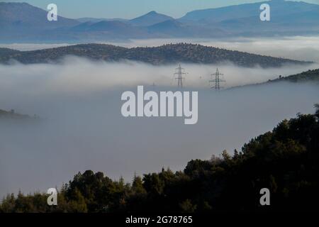Neblige Berge, starker Nebel auf den Bergen Stockfoto