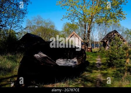 Holzhütten im Freilichtmuseum Ragakapa, das das tägliche Leben der Fischer an der Wende des 20. Jahrhunderts am Fuße der Düne „Ragakapa“ in der Nähe von Jurmala, einer lettischen Urlaubsstadt am Golf von Riga an der Ostseeküste, Republik Lettland, darstellt Stockfoto