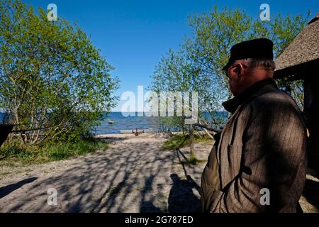 Ein lettischer Mann an der Küste bei Jurmala, einer lettischen Urlaubsstadt am Golf von Riga an der Ostseeküste, Republik Lettland Stockfoto