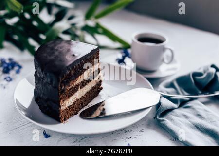 Ein Stück Schokoladenkuchen und eine Tasse Kaffee Stockfoto
