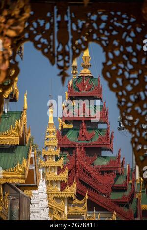 Shwedagon-Pagode, Yangon, Myanmar. Blick auf kunstvoll verzierte Stupas und Türme in Gold, Grün und Rot. Stockfoto