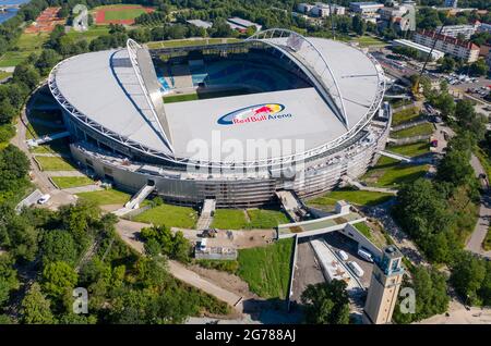 14. Juni 2021, Sachsen, Leipzig: Zwei Krane stehen in der Red Bull Arena. Das Heimgelände von RB Leipzig wird umgebaut. Die Zuschauerkapazität erhöht sich von 42,558 auf 47,069 im Stehen und Sitzen. Die Außenseite des Stadions ist von einer schalldichten Fassade umgeben. Der Damm des ehemaligen Zentralstadions, das die Arena umfasst, wurde hinter dem historischen Glockenturm aufgeschnitten, um Platz für einen neuen Eingang zu schaffen. RB Leipzig investiert bis 2022 gut 60 Millionen Euro in den Umbau. (Luftaufnahme mit Drohne) Foto: Jan Woitas/dpa-Zentralbild/ZB - WICHTIGER HINWEIS: Gemäß den Vorschriften der t Stockfoto