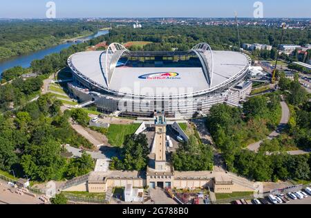 14. Juni 2021, Sachsen, Leipzig: Zwei Krane stehen in der Red Bull Arena. Das Heimgelände von RB Leipzig wird umgebaut. Die Zuschauerkapazität erhöht sich von 42,558 auf 47,069 im Stehen und Sitzen. Die Außenseite des Stadions ist von einer schalldichten Fassade umgeben. Der Damm des ehemaligen Zentralstadions, das die Arena umfasst, wurde hinter dem historischen Glockenturm aufgeschnitten, um Platz für einen neuen Eingang zu schaffen. RB Leipzig investiert bis 2022 gut 60 Millionen Euro in den Umbau. (Luftaufnahme mit Drohne) Foto: Jan Woitas/dpa-Zentralbild/ZB - WICHTIGER HINWEIS: Gemäß den Vorschriften der t Stockfoto