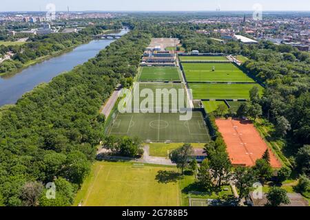 Leipzig, Deutschland. Juni 2021. Das Trainingszentrum von RB Leipzig mit der Fußballakademie RBL auf Cottaweg. (Luftaufnahme mit Drohne) Quelle: Jan Woitas/dpa-Zentralbild/ZB - WICHTIGER HINWEIS: Gemäß den Bestimmungen der DFL Deutsche Fußball Liga und/oder des DFB Deutscher Fußball-Bund ist es untersagt, im Stadion und/oder vom Spiel aufgenommene Fotos in Form von Sequenzbildern und/oder videoähnlichen Fotoserien zu verwenden oder zu verwenden./dpa/Alamy Live News Stockfoto